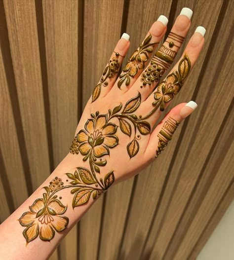 Navratri Mehndi Design, Henna Design Back Hand, Henna Design Back, Modern Henna Design, Back Hand Henna Design, Special Mehndi Design, Back Hand Henna, Hand Mehendi, Finger Henna Designs