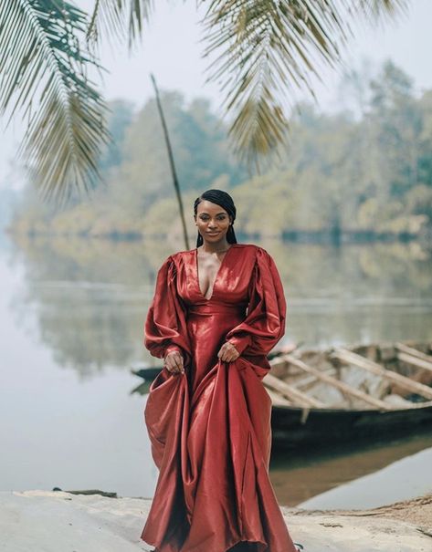 Asiyami Gold, African Fashion Design, Instagram Photoshoot Ideas, Rose Gold Hair Brunette, World Underwater, Tropical Photography, Simple Poses, Feminine Inspiration, Caribbean Fashion