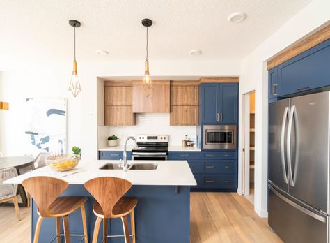 Blue Wood Kitchen, Blue Kitchen Interior, White Wood Kitchens, Light Wood Kitchens, Light Wood Cabinets, Walnut Kitchen, Blue Cabinets, Wood Kitchen Cabinets, Ideas Casa