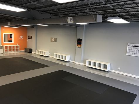 Karate School seating Karate Studio Design, Karate School Design, Karate Room, Karate Gym, Karate Training Exercises, School Seating, Martial Arts School Interior, Karate Studio, Bjj Gym