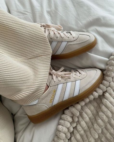 Shoes For Every Outfit, Spezial Adidas, Samba Shoes, Preppy Shoes, Pretty Shoes Sneakers, Shoe Wishlist, Girly Shoes, Aesthetic Shoes, Shoe Inspo