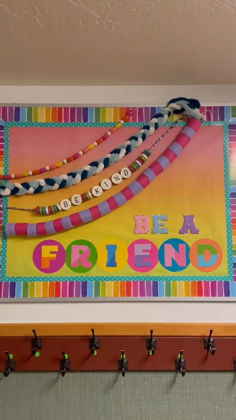 How To Make A Friend Bulletin Board, Decorating A School Library, Paper Chain Bulletin Board, Be A Friend Bulletin Board, Field Day Bulletin Board Ideas, Friend Bulletin Board Ideas, Be Bulletin Board Ideas, Multilingual Bulletin Board, Eras Bulletin Board Ideas