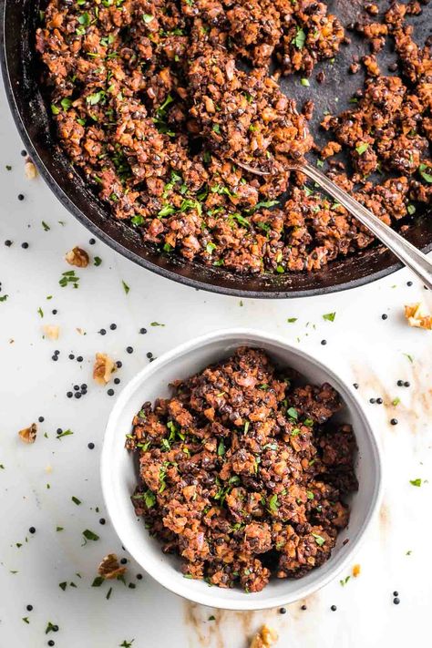 Looking for a delicious and healthy vegan alternative to ground beef? Look no further than this amazing recipe made with lentils, hearty shitake mushrooms and protein-packed walnuts. With its rich and savory flavor, this vegan ground beef is perfect to add to all your favorite recipes from tacos and burgers to spaghetti sauce and shepherd's pie. Plus it's easy to make and packed with nutritious ingredients, making it a great choice for anyone looking to eat healthier. Vegetarian Ground Beef, Beef Recipe Ideas, Beef With Mushroom, Vegan Tacos Meat, Vegan Ground Beef, Ground Beef Recipe, Ground Beef Pasta, Vegan Beef, Ground Meat Recipes