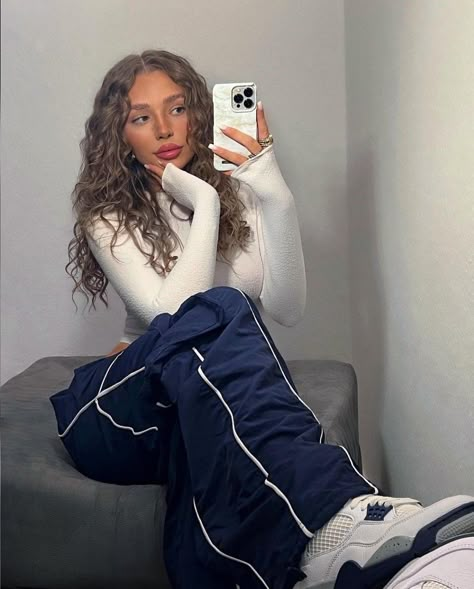 Blue Joggers Outfit, Blue Sneakers Outfit, Trendy White Sneakers, Womens Joggers Outfit, Joggers Outfit Women, Women Streetwear Outfits, Blue And White Outfits, Jogger Outfit, Androgynous Outfits