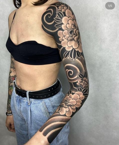 Tattoo Brazo Mujer, Traditional Japanese Tattoo Sleeve, Mujeres Tattoo, Full Hand Tattoo, Girl Arm Tattoos, Hand Tattoos For Girls, Traditional Tattoo Sleeve, Mother Tattoos, Floral Tattoo Sleeve