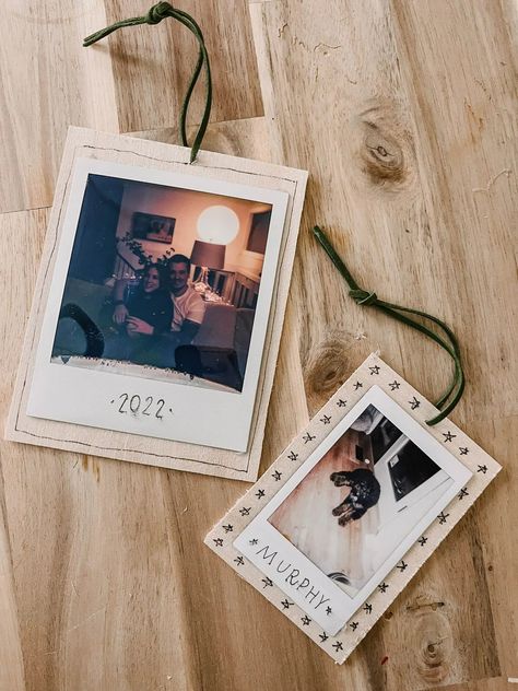 Polaroid Photo Ornament, Homemade Christmas Cards With Photo, Gift Ideas Using Photos, Diy Ornaments Gifts, Photo Christmas Gift Ideas, Diy Polaroid Ornament, Polaroid Crafts For Kids, Christmas Tree Homemade Ornaments, Polaroid Christmas Card