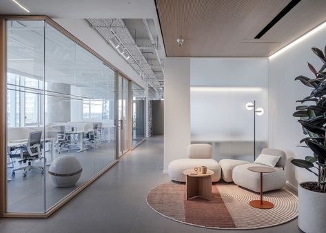 Best Office Design Interiors, We Work Office Design, It Office Interior Design, White Office Design, Office Lounge Area Design, It Office Design, Office Collaboration Area, Office Collaboration Space, Office Lounge Design