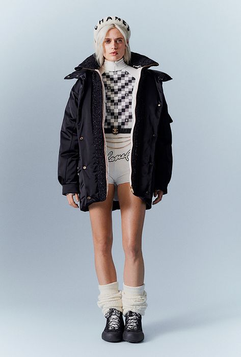 Winter Jackets Women 2022, Chanel Fall Winter 2022 2023, Chanel Winter Outfits, Winter Puffer Jacket Outfits, Chanel Coco Neige, Pre Fall Fashion, Fashion Background, Layered Fashion, Creation Couture