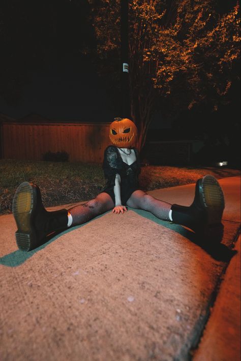 Spooky Outdoor Photoshoot, Simple Halloween Photoshoot, Halloween Poses Photo Ideas, Halloween Shoot Ideas, October Photoshoot Ideas, Horror Photoshoot Ideas, Halloween Picture Ideas, Spooky Photoshoot Ideas, Pumpkin Shoot