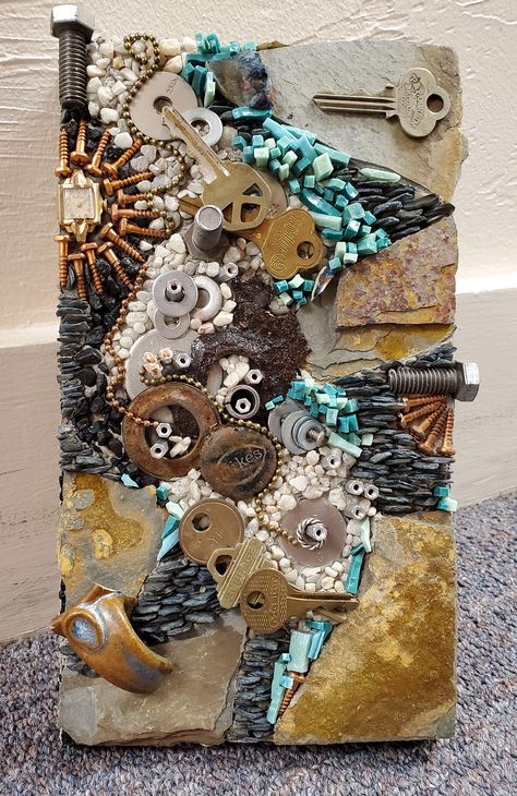 Found Object Mosaic, Junk Art Ideas, Glass Crockery, Steampunk Mixed Media Art, Old Jewelry Crafts, Mixed Media Mosaic, Recycled Art Projects, Mosaic Garden Art, Classroom Art Projects