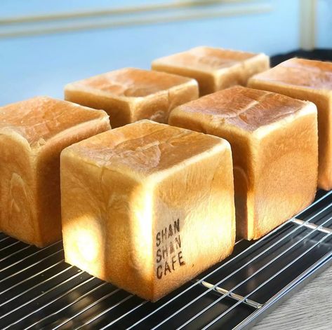 Simmer Sauce Recipe, Shokupan Recipe, North American Food, Biscuit Cinnamon Rolls, Japanese Bakery, Japanese Pastries, Japanese Milk Bread, Milk Bread Recipe, Japanese Bread