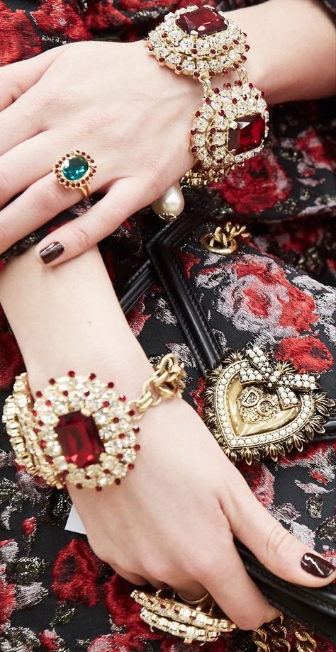 Dolce Gabbana Jewelry, Dolce Gabbana Shoes, Red Jewelry, Classy Jewelry, Dolce E Gabbana, Fantasy Jewelry, Dolce & Gabbana, Outfits Casuales, Types Of Fashion Styles