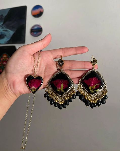 Traditional Resin Jewellery Set❣️ This jewellery set, containing a pendant and pair of earrings, has been made with high quality of epoxy resin and real dried flower. This jewellery set contains real rose flower and dried at my home. Therefore, this jewellery set is special and unique. 👉Dm for order🙌 hurry up guy's 🤗🏃 👉Made by : @7_sisters_00 👉 Contact us : 7874517266 #jewellery #jewelleryset #jewelleryaddict #resinjewellery #earrings #necklaceaddict #pendant #traditionaljewelleryset #han... Resin Jhumka, Real Rose Flower, Stylish Jewelry Accessories, Dried Flower Jewelry, Oxidized Silver Earrings, Pretty Jewelry Necklaces, Fancy Jewellery Designs, Real Rose, Real Flower Jewelry