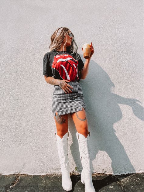 Rolling Stones Concert Outfit, Best Concert Outfits, Skirt And Cowboy Boots, Concert Outfit Rock, Rolling Stones Concert, Rolling Stones Tee, Nashville Outfit, Summer Music Festivals, Beyonce Style