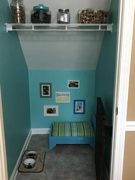 Dogs have their own room under the stairs Room Under The Stairs, Under Stairs Dog House, Dog Bedroom, Puppy Room, Dog Spaces, Dog Room, Under The Stairs, Dog Area, Animal Room