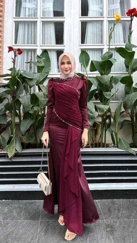 #hijabinspiration #gamismurah #jilbab #modelhijab #photogram #hijabfashion #hijabootd #hijabers #Fashion #hijabvideo Outfit Ideas Muslim, Dress Muslim Modern, Braidsmaid Dresses, Kebaya Modern Dress, Fashion Dresses Formal, Dress Pesta, Hijab Look, Gowns Dresses Elegant, Stylish Wedding Dresses