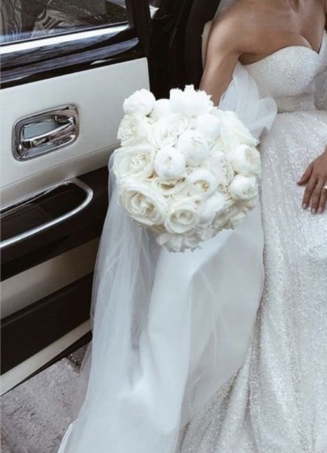 Elegant Bridal Bouquets, Elegant Wedding Bouquets, Simple Wedding Bouquets, Black And White Wedding Theme, Bridal Bouquet Flowers, White Bridal Bouquet, Bride Bouquet, Peony Wedding, White Wedding Bouquets