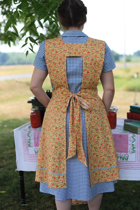 Serving snacks and love #HeartfeltHomespunFiction Pretty Apron, Modest Clothes, Apron Sewing Pattern, Retro Apron, An Apron, Cute Aprons, Sewing Aprons, Aprons Patterns, Aprons Vintage