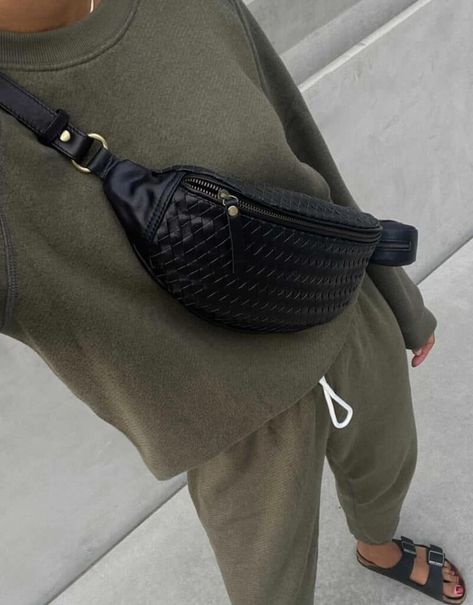 Modern Outfit Ideas, Waist Bag Outfit, Bag Outfit Ideas, Fanny Pack Outfit, How To Wear Belts, Bum Bag Outfit, Belt Bag Outfit, Belt Bag Fashion, Crossbody Bag Outfit