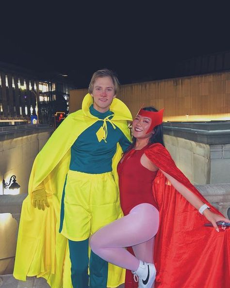 Xmen Couples Costume, Mr And Mrs Incredible Costume Couple, Comic Con Couple Costumes, Nerd Couple Costumes, Marvel Couple Costume, Mr And Mrs Incredible Costume, Wanda And Vision Costume, Couples Movie Costumes, Super Hero Couple Costumes