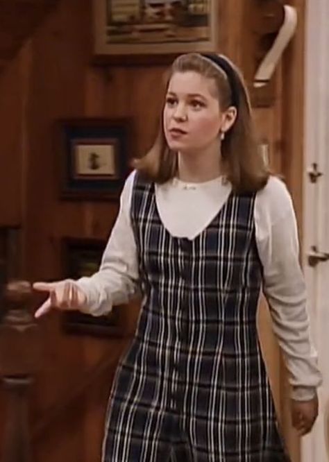 1990s Fashion Preppy, Early 2000s Preppy Fashion, Dj Tanner Full House Outfits, Becky Full House Outfits, Dj Full House Outfits, Full House Outfits 90s, Preppy 90s Outfits, 90s Preppy Outfits, Dj Tanner Outfit 90s Fashion