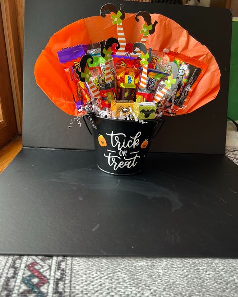 On sale in my Etsy shop https://ccchophandmadequilts.etsy.com Boo Basket Ideas For Best Friend, Halloween Theme Decorations, Halloween Bouquet, Cake Gift Basket, Halloween Candy Crafts, Tricky Tray, Boo Basket Ideas, School Party Favors, Nestle Crunch