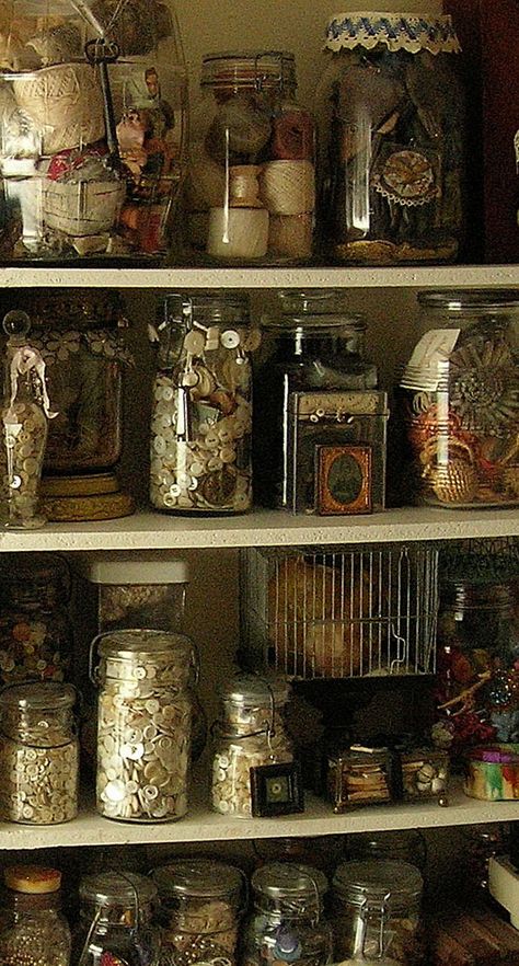 Vintage Craft Room, Things To Collect, Craftroom Ideas, Button Projects, Sewing Room Storage, Sewing Vintage, Sewing Room Decor, Vintage Sewing Notions, Sewing Room Organization