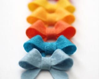 EASY NO SEW FELT BOW TUTORIAL Felt Bow Tutorial, Fabric Bow Tutorial, Bows For Hair, Sew Felt, Felt Crafts Patterns, Hair Bow Tutorial, Bow Template, Felt Crafts Diy, Felt Bows