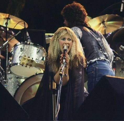 ♥ Rumours tour~ Stevie sporting crimped hair Stevie Nicks Rumours, Stevie Nicks Young, Rumours Album, Stevie Nicks Lindsey Buckingham, Buckingham Nicks, Stevie Nicks Style, Stephanie Lynn, Ancient Queen, Lindsey Buckingham