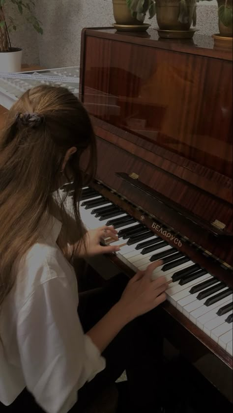 Piano Aesthetic, Piano Forte, Piano Girl, Songs Aesthetic, Old Pianos, Ginger Girls, Piano Songs, Playing Piano, Music Aesthetic