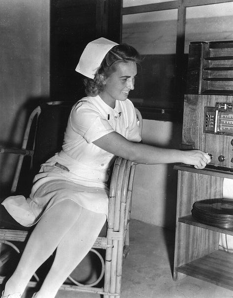 Radiology Humor, History Of Nursing, Golden Age Of Radio, Blouse Nylon, Army Nurse, Vintage Nurse, Old Time Radio, Military Nurses, History People