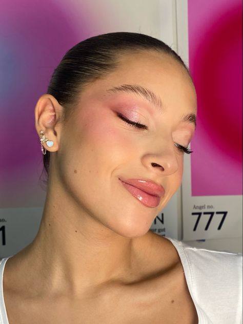 Ballet core makeup, pink makeup, girly makeup, maquillaje rosado, Tutorial de maquillaje Ballet Class Makeup, Ballet Core Makeup, Dancer Makeup, Ballet Academia, Ballet Makeup, Ballerina Makeup, Inspo Makeup, Ballet Kids, Ballet Core