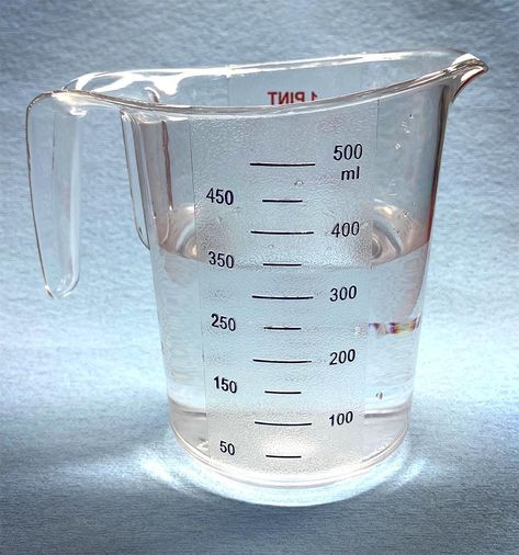 Happy measuring with thebluestove.com! Whether you live in the US or Britain, a gallon is comprised of 8 and 10 pints respectively. The American liquid measure stands for 8 imperial pints while the British measurement totals up to 10 imperial units. Did you know that two halves make a whole? That means, for example, that 4 pints is the same as 1/2 gallon because 8 pints to one full gallon. Fascina - vexuvt6qtv - https://thebluestove.com/cooking-tips/how-many-pints-in-a-half-gallon/ Kung Pao Cauliflower, Graduated Cylinder, English Units, Healthier Meals, Metric Measurements, Meals At Home, Yogurt Cups, Measuring Cup, Small Containers