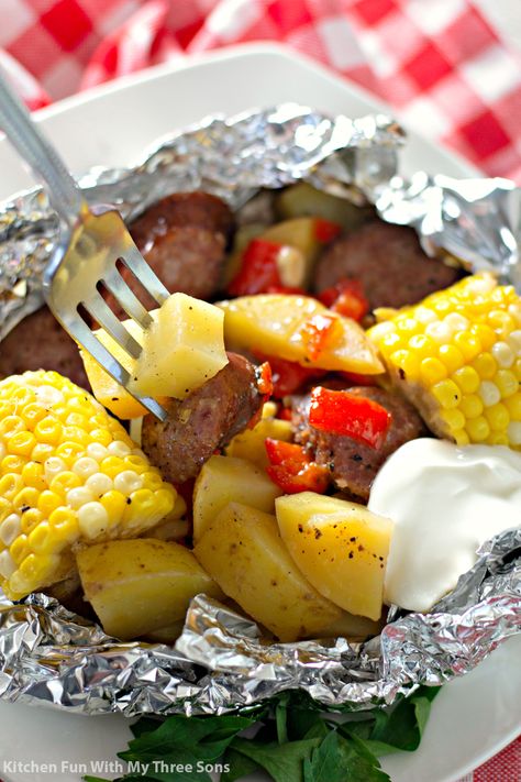 Garlic Kielbasa Grilled Foil Packets are a delicious and easy way to grill a whole meal all at once. Seasoned kielbasa, potatoes, and corn on the cob, all grilled to perfection and ready to eat in 35 minutes! Kielbasa Potatoes, Grilled Kielbasa, Kielbasa Recipe, Grilled Foil Packets, Kielbasa And Potatoes, Foil Packet Dinners, Great Dinner Recipes, Best Camping Meals, Foil Dinners