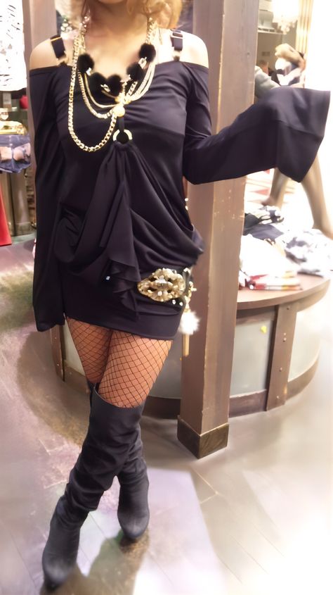 2000s Homecoming, Gyaru Pose, Gyaru Outfit Ideas, Goth Gyaru, Goshikku Gyaru, Kuro Gyaru, Gyaru Girl, 2000s Fashion Inspiration, Black And Gold Outfit