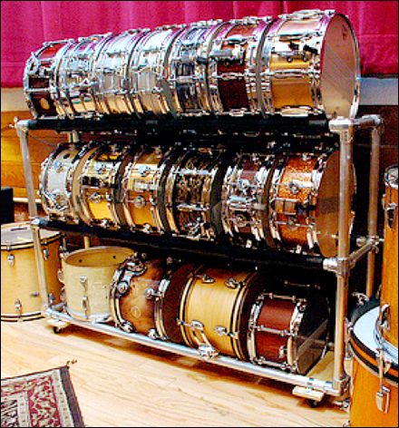 Snare Drum Display Rack is Do-It-Yourself Construct Music Store Design, Drum Storage, Diy Drum, Instrument Storage, Instrument Display, Music Furniture, Drums Studio, Drums Music, Guitar Storage