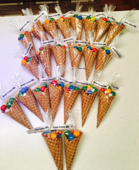 Candy Cones Party Favors, Hamper Diy, Candy Giveaway, Sweetie Cones, Diy Eid Gifts, Rainbow Snacks, Houses Minecraft, Return Gifts For Kids, Edible Centerpieces