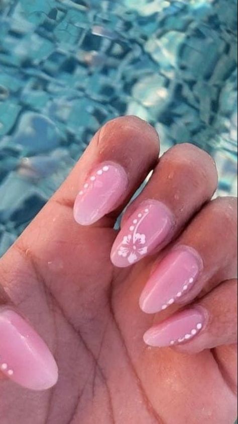 Nails Ideas For Summer 2024, Spain Holiday Nails, Easy Vacation Nails, Beach Flower Nails, Nails For Holiday Summer, Hawian Nails, Tenerife Nails, Beach Vacation Nail Inspo Summer, Pink Beach Nails