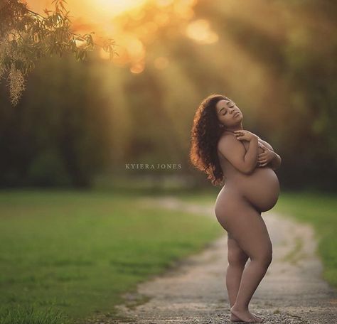 Fertile Woman, Pregnancy Belly Photos, Maternity Photography Poses Pregnancy Pics, Maternity Shoots, Beautiful Pregnancy, Pretty Pregnant, Baby Shower Bbq, Mommy Goals, Cute Maternity Outfits