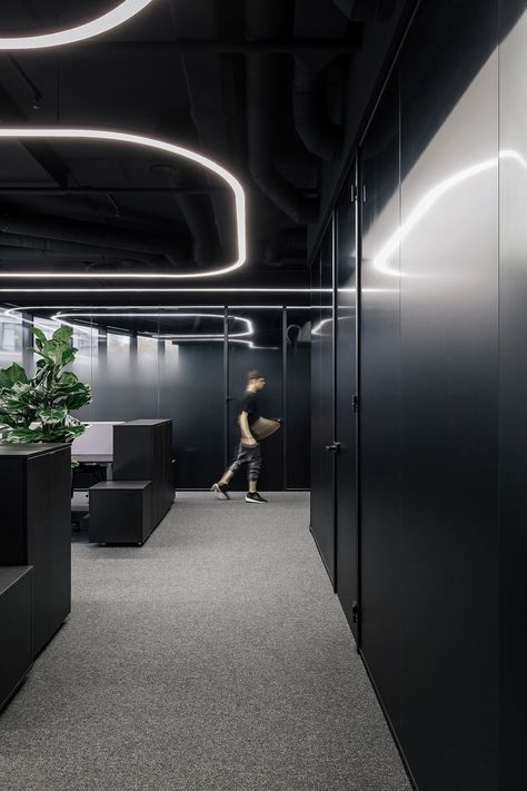 IQ office interior on Behance Urban Office, Architecture Design Studio, Grey Office, Black And White Interior, Corporate Interiors, Black Office, Black Ceiling, Office Snapshots, Business Center