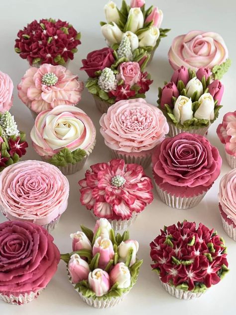 Bridgerton Cupcakes, Butter Icing Wedding Cake, Winter Floral Cupcakes, Pink Floral Cupcakes, Pink Flowers Cupcakes, Pink Flower Cupcakes Ideas, Floral Decorated Cupcakes, Autumn Floral Cupcakes, Cupcakes Flores