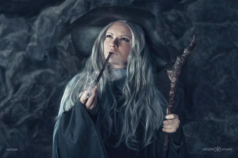 Female Gandalf, Staff Fantasy, Medieval Wizard, Hot Nerds, Gender Bend Cosplay, Hobbit Cosplay, Magic Staff, Wizard Magic, Gandalf The Grey