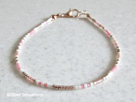 Seed Bead Bracelet Inspiration, Rose Bead Necklace, Beaded Jewelry Pink, Dainty Pink Bracelet, Bracelet Patterns Seed Beads, Pink Seed Bead Necklace, Beads Anklets Ideas, Beaded Bracelets Pink, Pink Beaded Jewelry