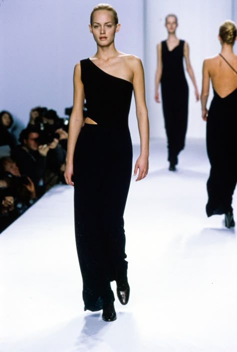 See the complete Calvin Klein Fall 1996 collection and 9 more Calvin Klein shows from the ‘90s. 1996 Style, Calvin Klein Dresses, Amber Valletta 90s, Amber Valletta 90s Style, 90s Minimalism Fashion Runway, 90s Models Black Dress, Calvin Klein Dress 90s, Calvin Klein 90s Runway, Calvin Klein Panties