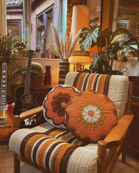 🌻 THE CHAIN DESIGNS 🌼 on Instagram: “Sunday evenings 🌼🧡 We have a couple of our flower power cushions left ready to dispatch in time for Christmas! Message me to purchase…” 70s Room, 70s Living Room, 70’s Decor, 70s Interior Design, Retro Crochet, 70s Interior, Round Crochet, Crochet Cushion, 70s Home