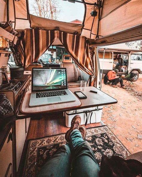 For anyone who wants to be a digital nomad, this article has the perfect vanlife organization ideas and hacks for a DIY campervan build. Lot's of mobile office ideas and some cool jobs I didn't know you could do in a campervan! Vw T3 Camper, Kangoo Camper, Motorhome Interior, Kombi Motorhome, T3 Vw, Diy Campervan, Camper Hacks, Kombi Home, Rv Makeover