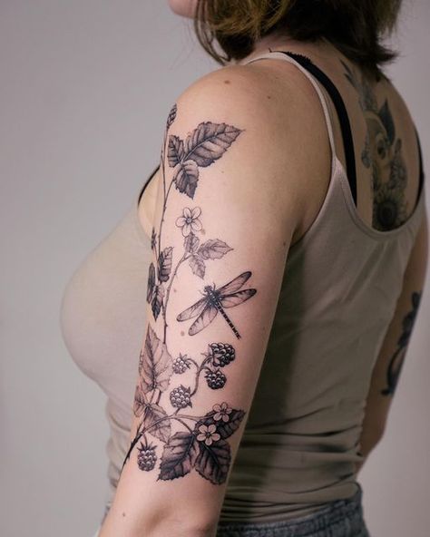 Gran Tattoo, Natural Tattoos, Botanical Tattoo Sleeve, Anarchy Tattoo, Natur Tattoo Arm, Tattoos Woman, Tattoo Healing, Woman Tattoos, Botanical Tattoos