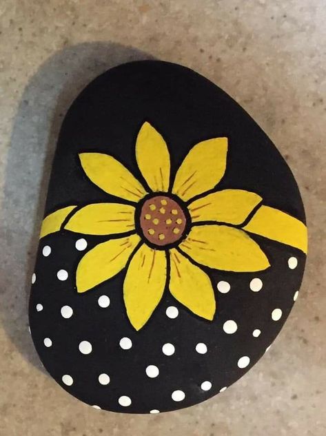 Painting On Rocks Ideas Acrylics, How To Paint Flowers On Rocks, Rock Painting Ideas Flowers Simple, Painted Rocks Ideas Easy Flowers, Stone Painting Flower, Easy Flower Designs, Large Rock Painting Ideas, Cute Rock Painting Ideas Simple, Easy Things To Paint On Rocks