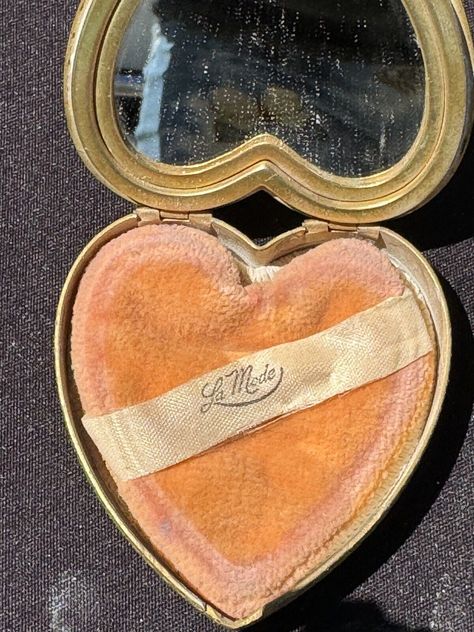 1950s Makeup Products, Vintage Makeup Products, Christmas Present Inspiration, Vintage Compact Mirror, 1950s Makeup, Compact Mirror Vintage, Heart Mirror, Mirror Vintage, Pink Pearls