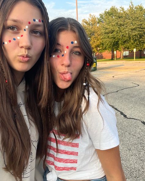 4th Of July Outfits Face Paint, Red White And Blue Dots On Face, Home Coming Face Paint Ideas, Cute 4 Of July Makeup, Camp Face Paint Ideas, Easy Fourth Of July Face Paint Ideas, 4 Of July Makeup Ideas Easy, Usa Face Paint For Football Games, Field Day Face Paint